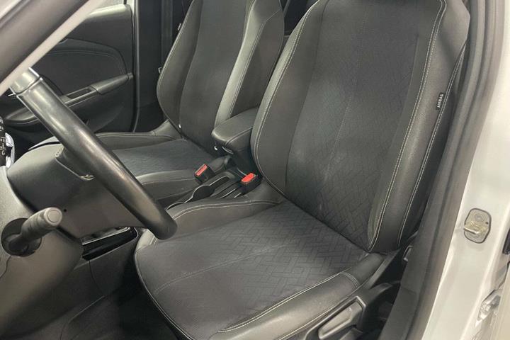 Hvid Opel Corsa fra 2021