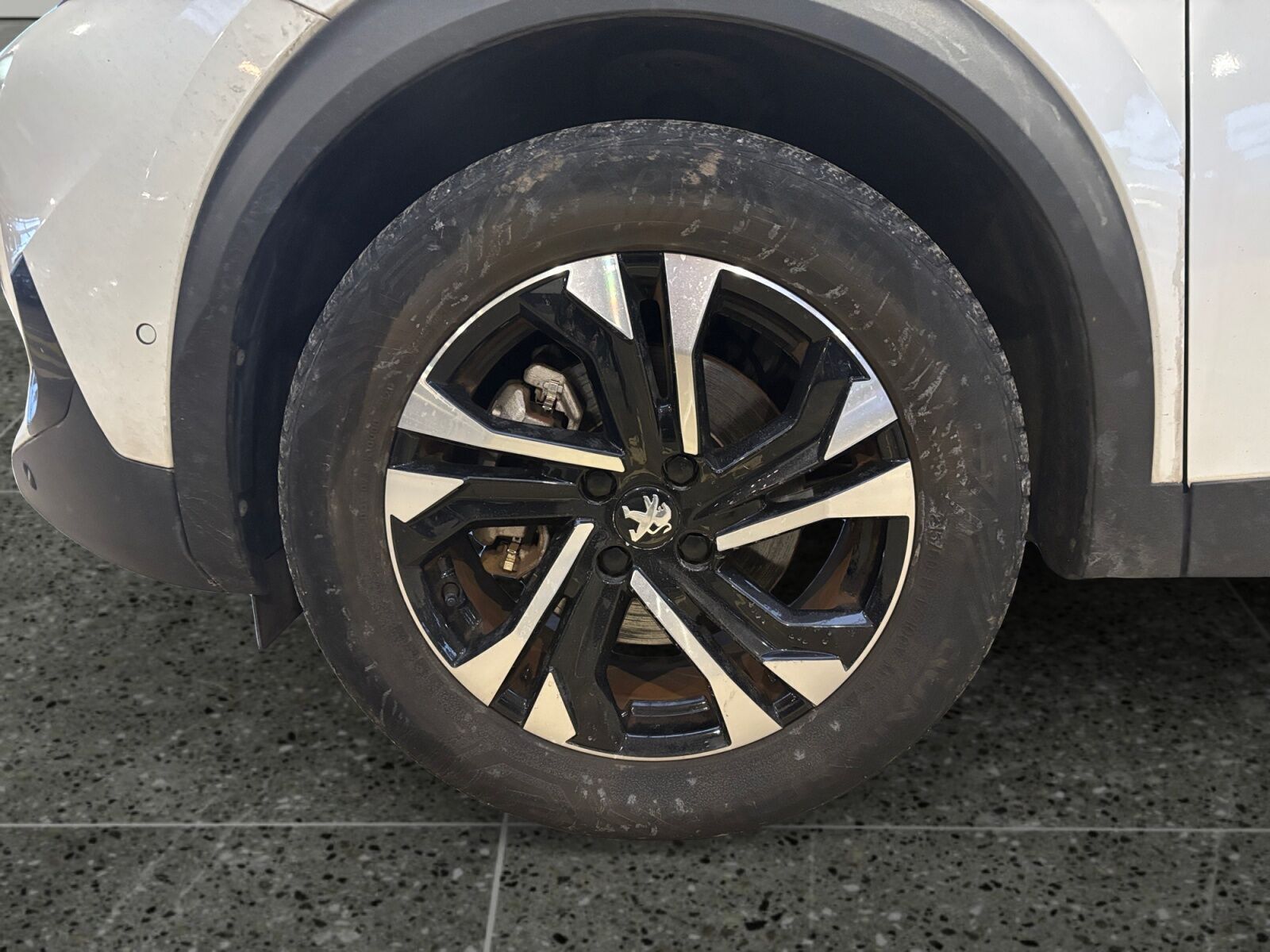 Hvid Peugeot e-2008 fra 2021