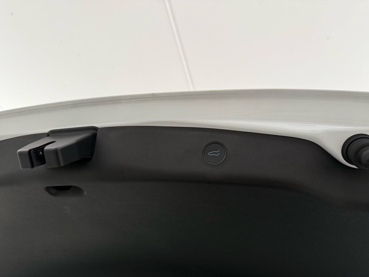 Hvid Tesla Model 3 fra 2022