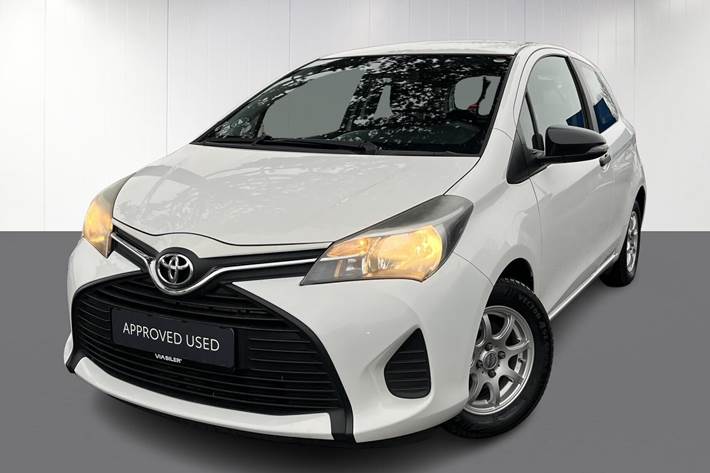 Hvid Toyota Yaris fra 2016 set udefra