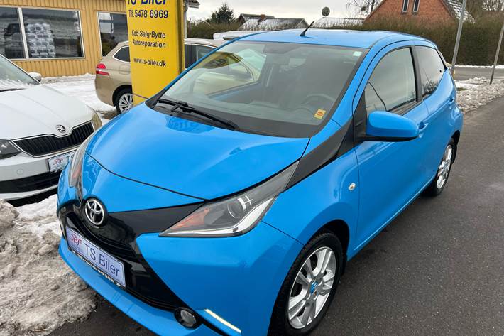 Blå Toyota Aygo fra 2018 set udefra