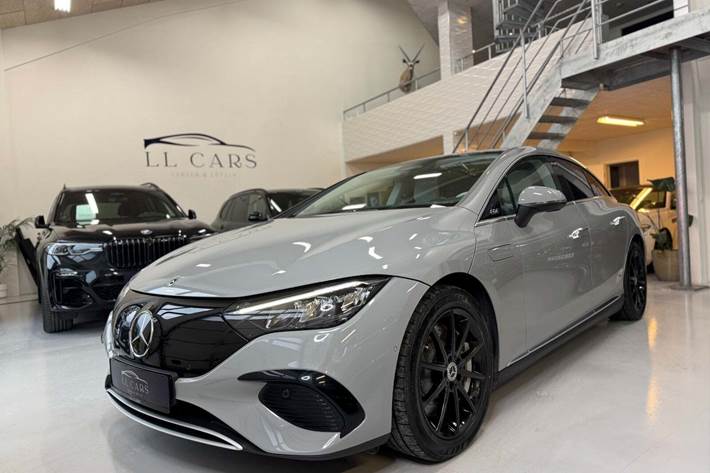 Grå Mercedes EQE350 fra 2023 set udefra