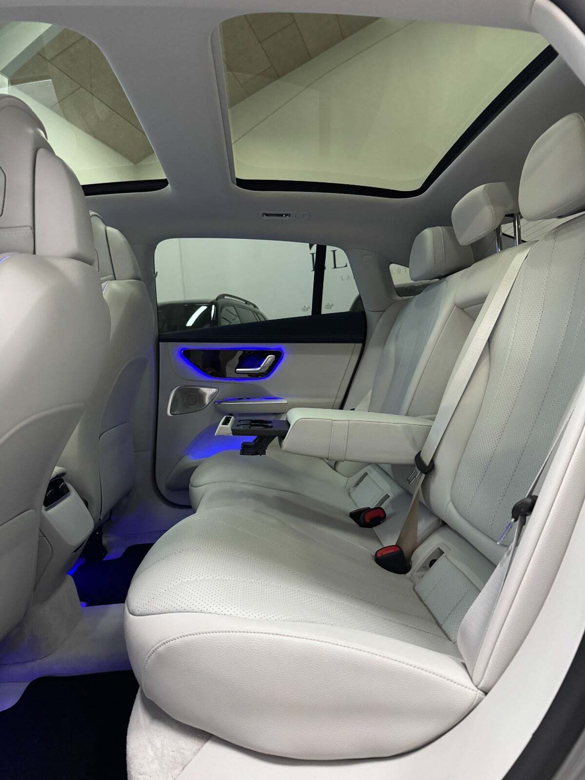 Grå Mercedes EQE350 fra 2023