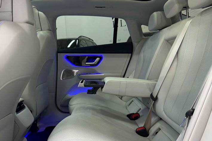 Grå Mercedes EQE350 fra 2023