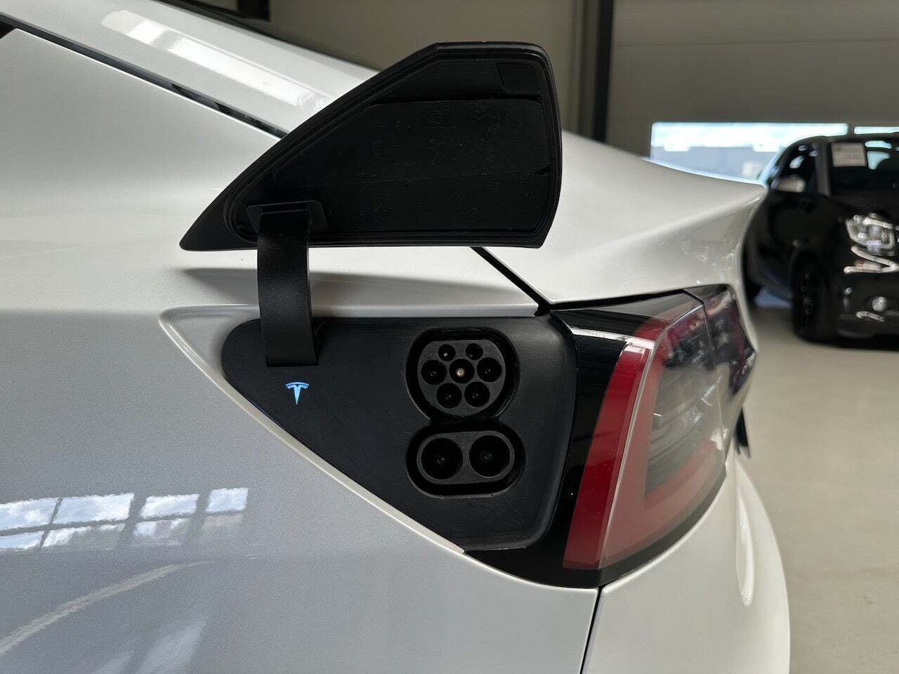 Hvid Tesla Model 3 fra 2022