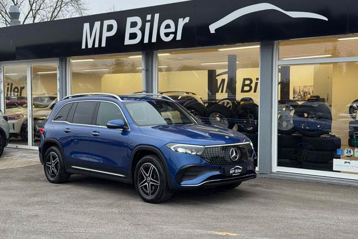 Blå Mercedes EQB300 fra 2024 set udefra