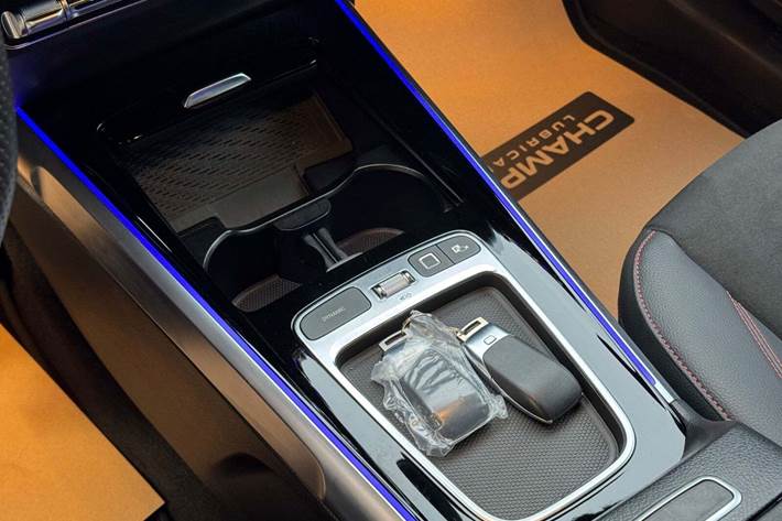 Blå Mercedes EQB300 fra 2024