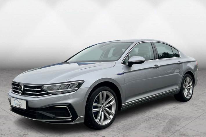 Sølv VW Passat fra 2021 set udefra