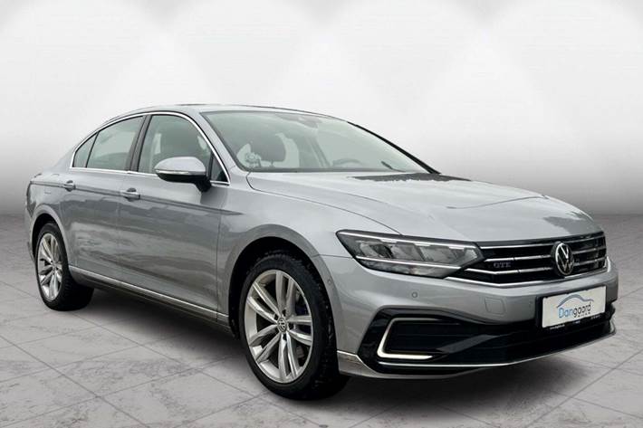 Sølv VW Passat fra 2021