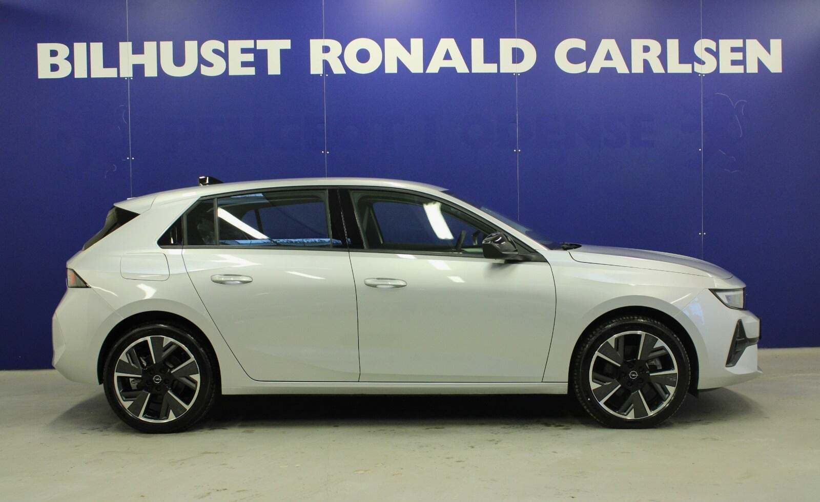 Sølv Opel Astra-e fra 2024