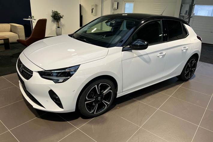 Hvid Opel Corsa fra 2020 set udefra