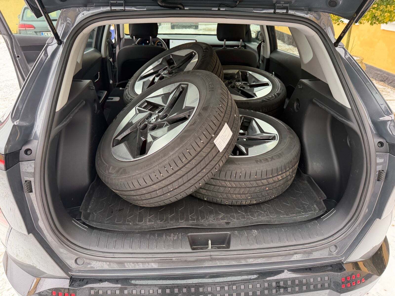 Grå Hyundai Kona fra 2024