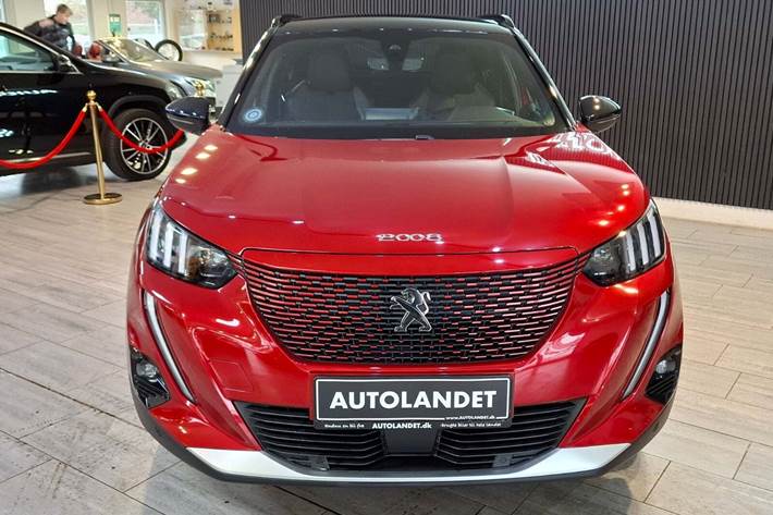 Rød Peugeot e-2008 fra 2021