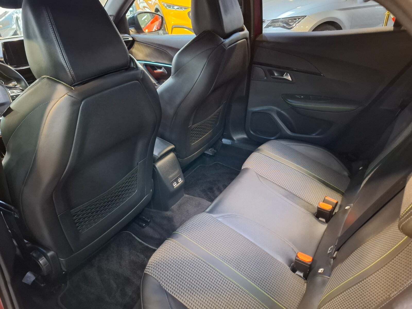 Rød Peugeot e-2008 fra 2021