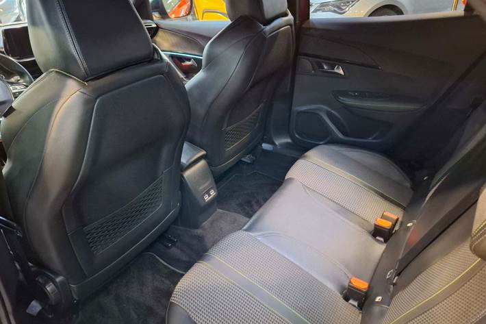 Rød Peugeot e-2008 fra 2021