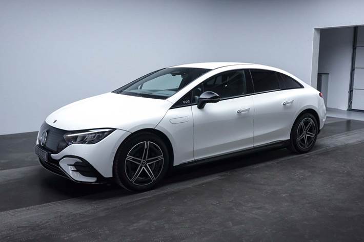 Hvid Mercedes EQE350 fra 2024
