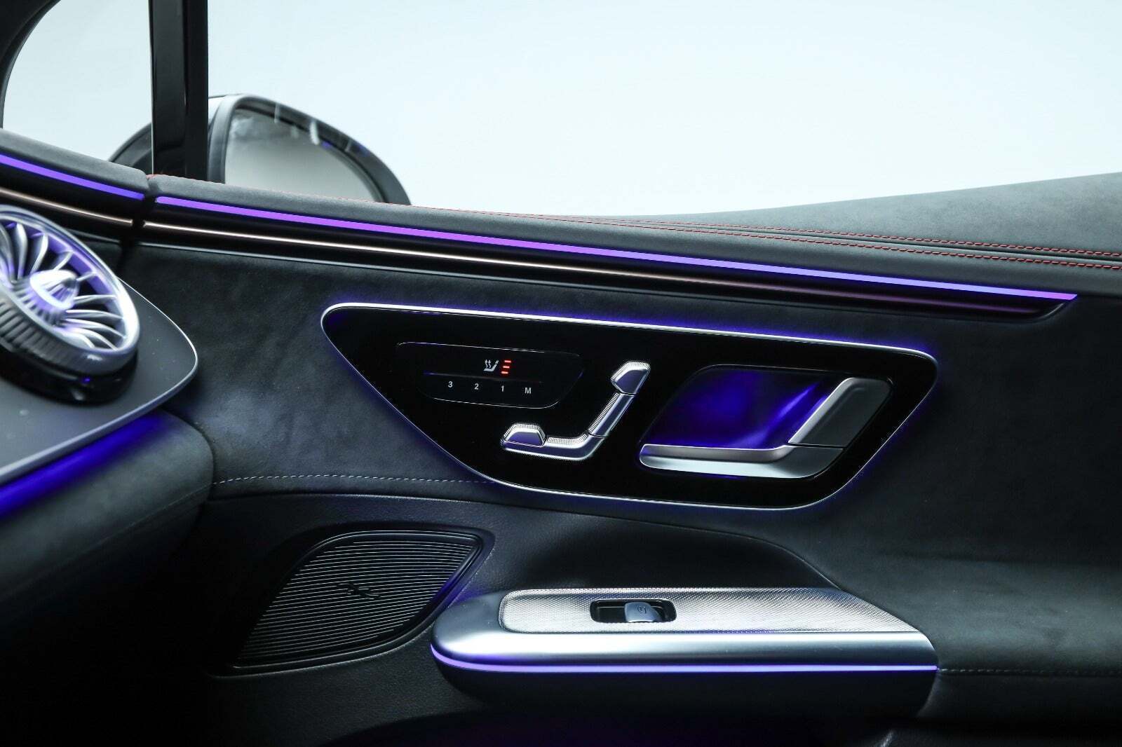 Hvid Mercedes EQE350 fra 2024