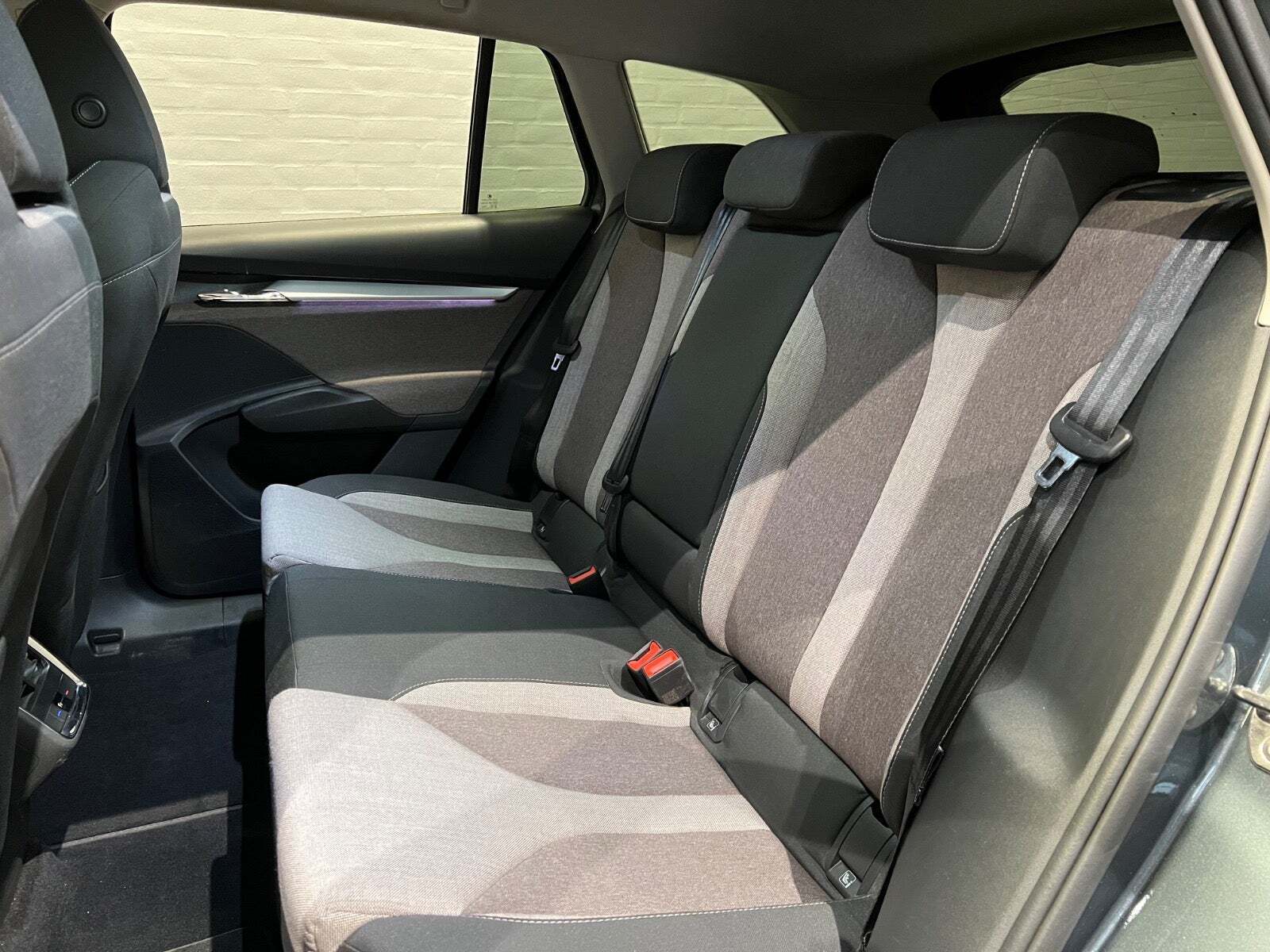 Grå Skoda Enyaq fra 2021