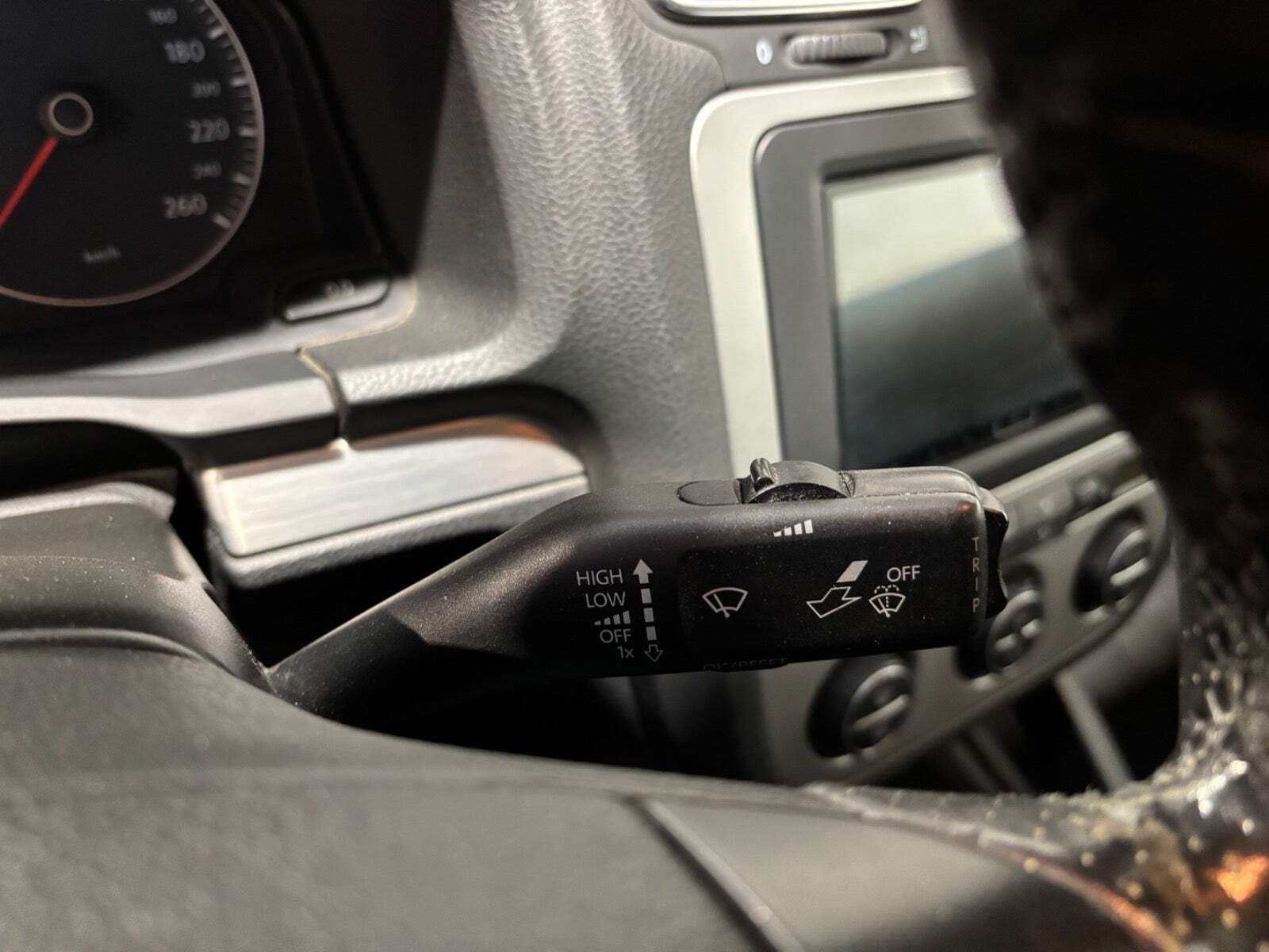 Hvid VW Eos fra 2008 set indefra