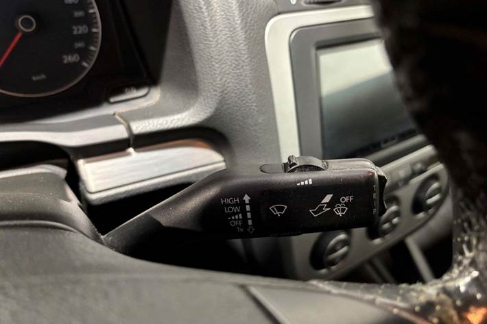 Hvid VW Eos fra 2008 set indefra