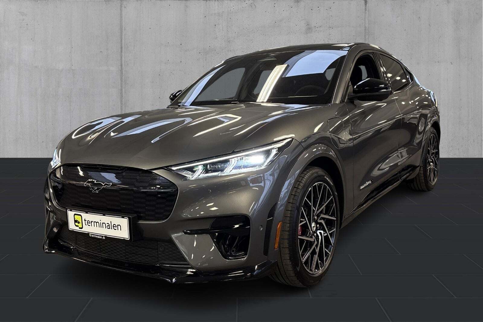 Grå Ford Mustang Mach-E fra 2023