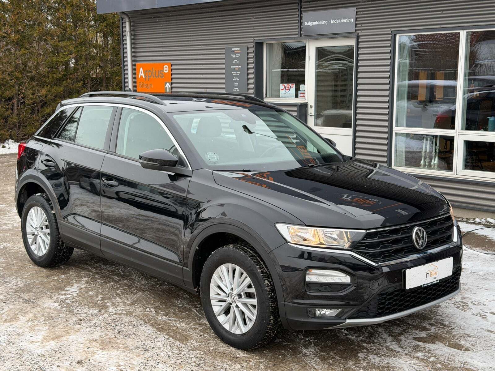 Sort VW T-Roc fra 2019 set udefra