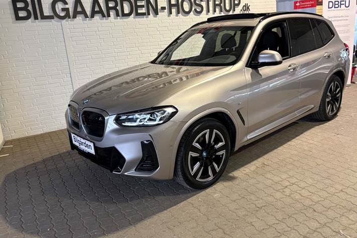 Orange BMW iX3 fra 2023 set udefra