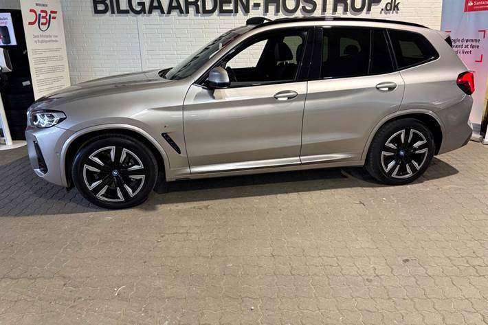 Orange BMW iX3 fra 2023