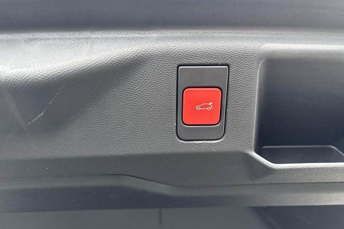 Grå Peugeot e-5008 fra 2024