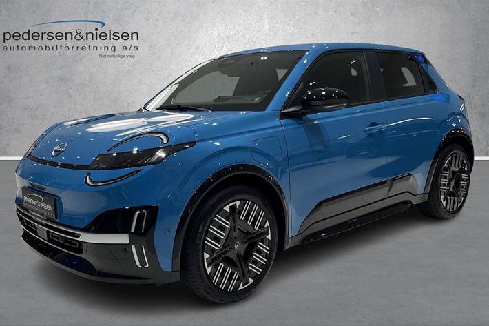 Blå Nissan Micra fra 2025 set udefra