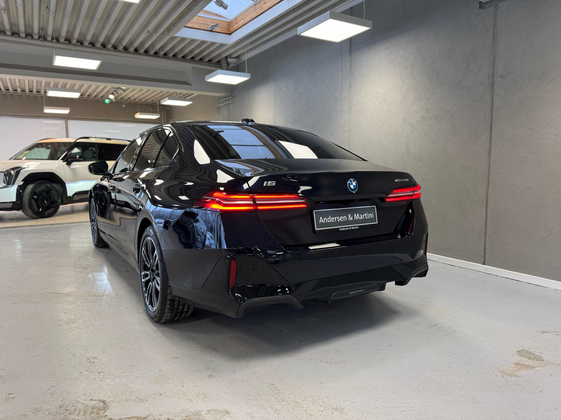 Sort BMW i5 fra 2025