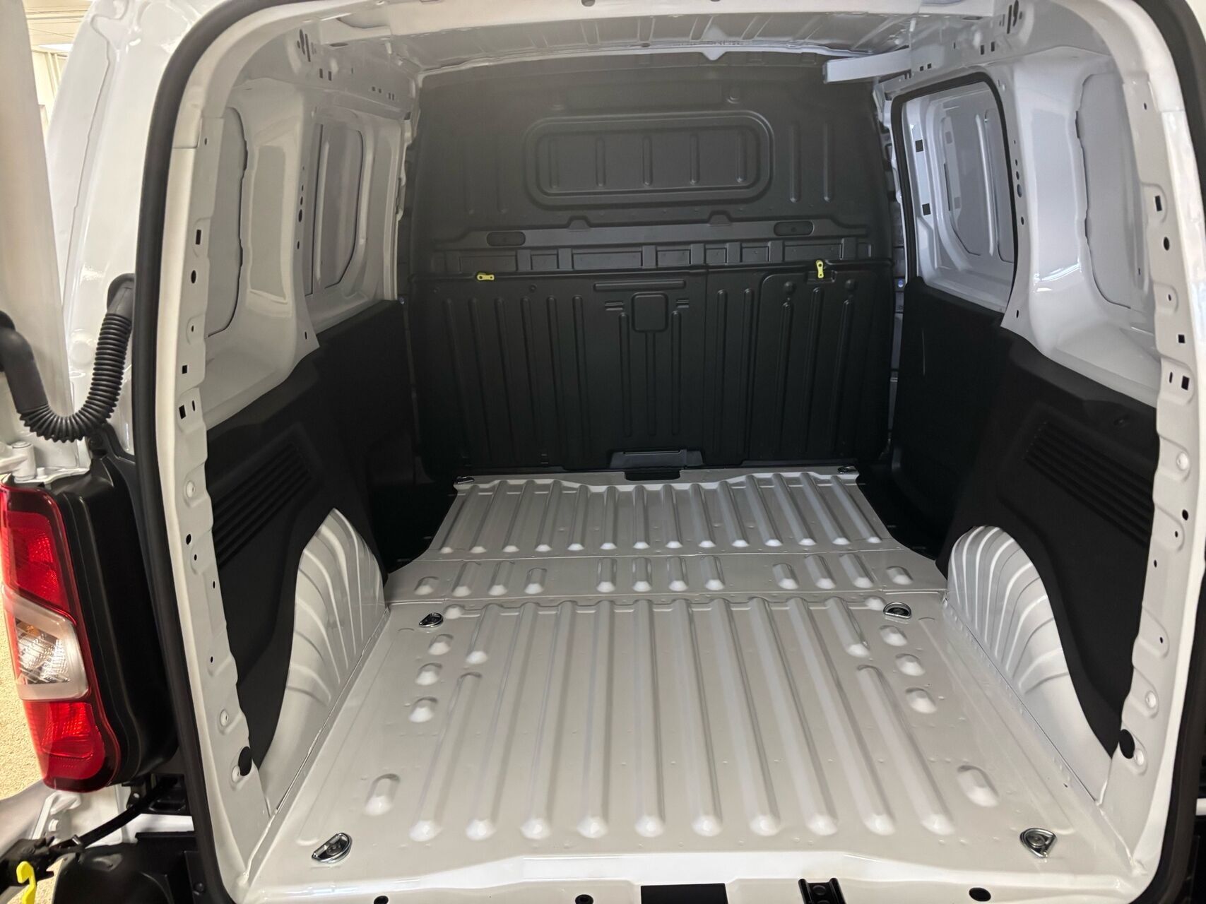 Hvid Peugeot Partner fra 2025