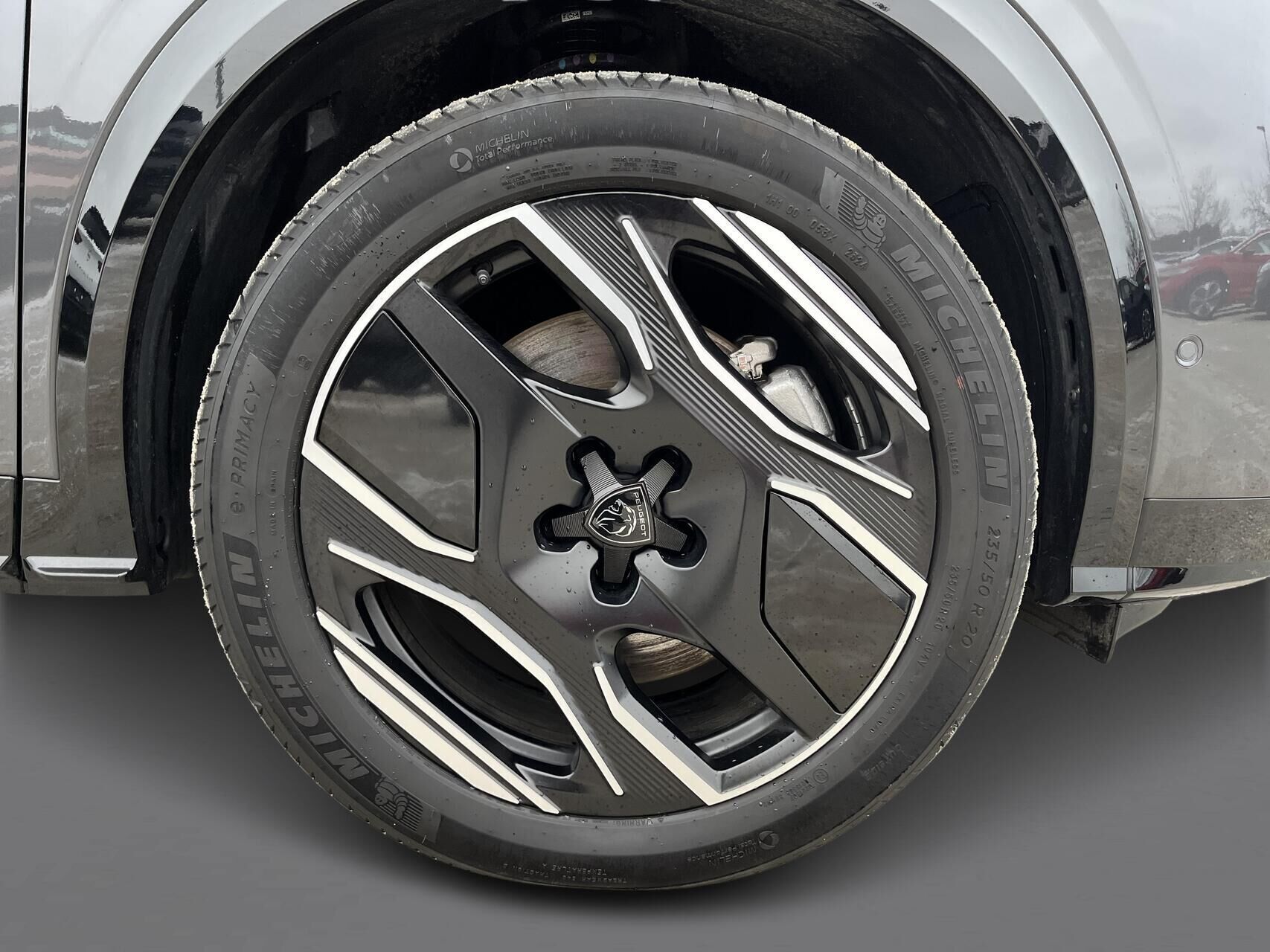 Grå Peugeot e-5008 fra 2025