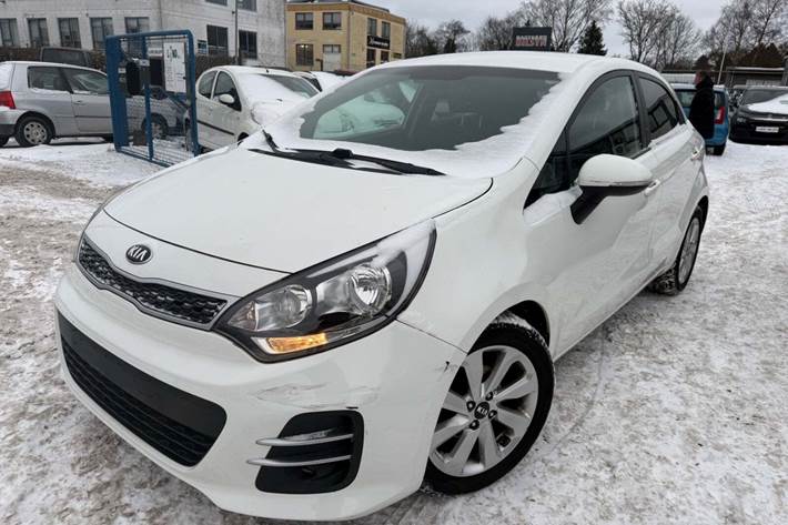 Hvid Kia Rio fra 2015 set udefra