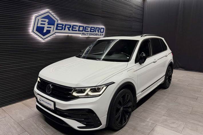 Hvid VW Tiguan fra 2022 set udefra
