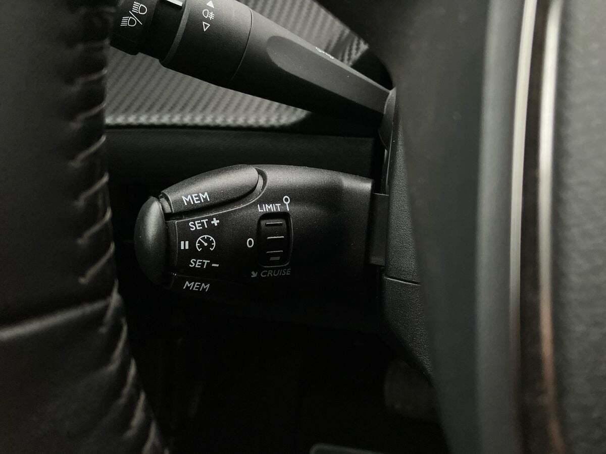 Hvid Peugeot e-208 fra 2021