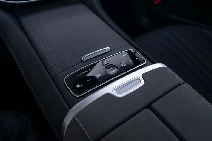 Sort Mercedes EQS580 fra 2022