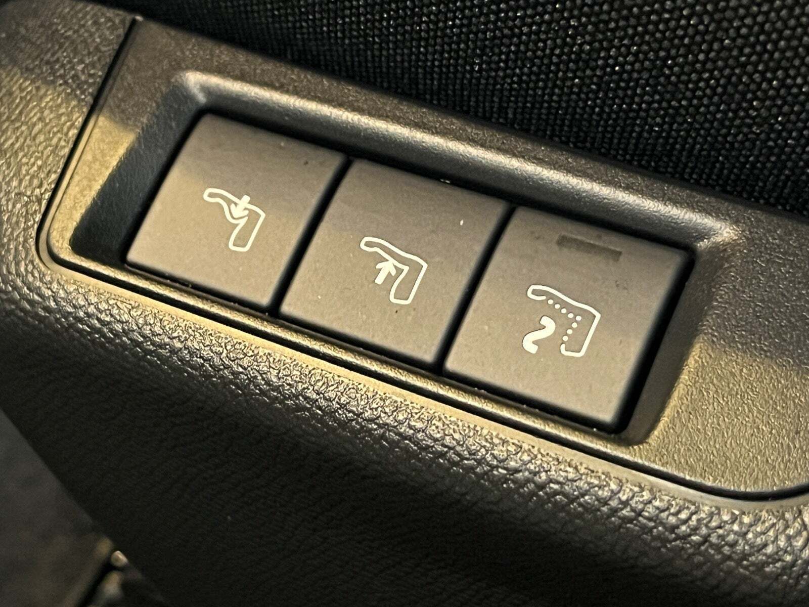 Grå Peugeot e-2008 fra 2023