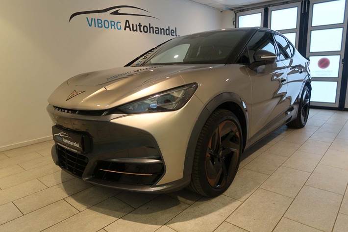 Grå Cupra Tavascan fra 2024 set udefra