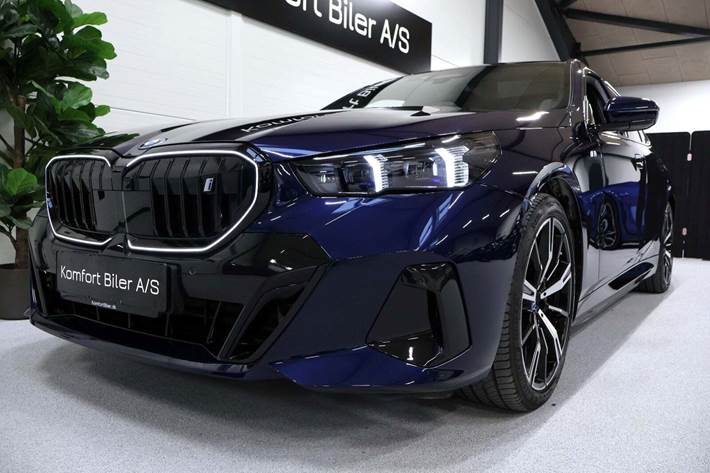 Blå BMW i5 fra 2025
