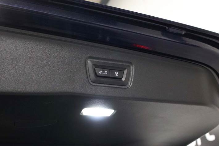 Blå BMW i5 fra 2025