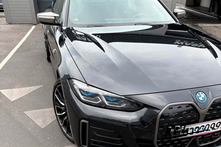 Sort BMW i4 fra 2023 set udefra