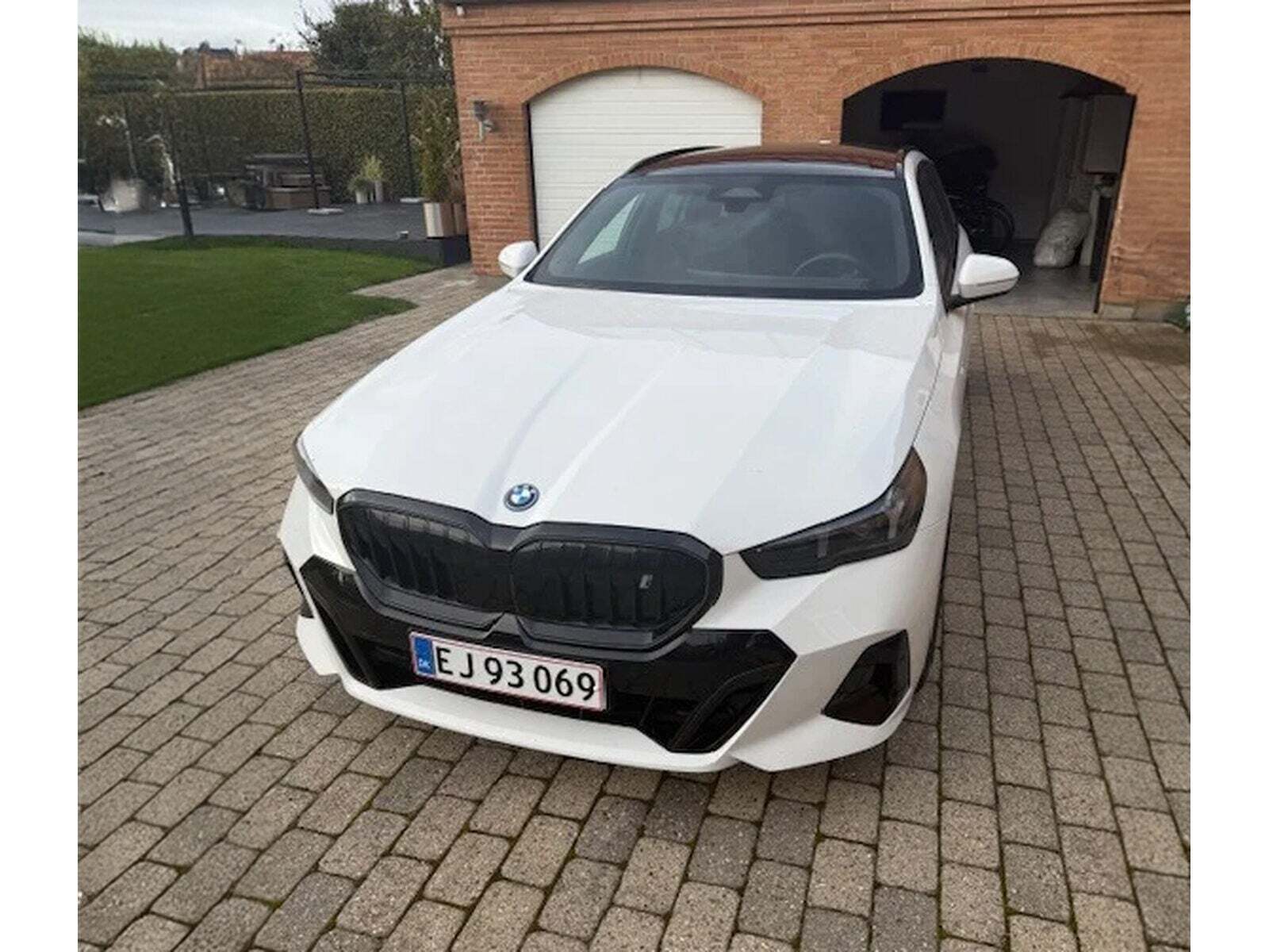 Hvid BMW i5 fra 2025