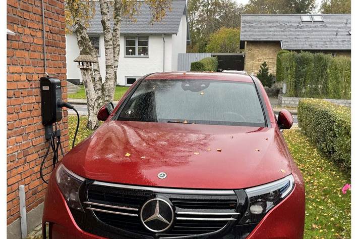 Rød Mercedes EQC400 fra 2022