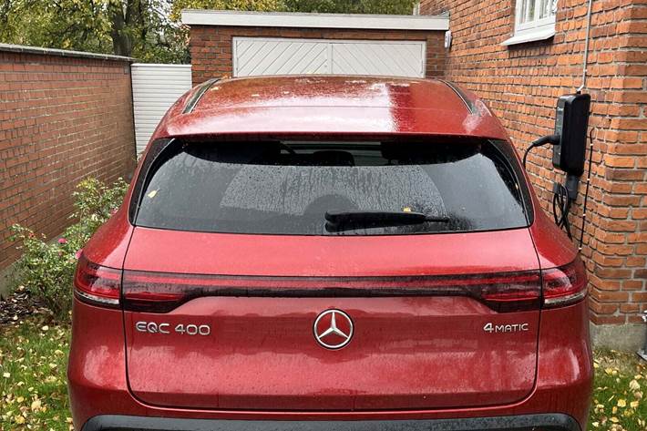 Rød Mercedes EQC400 fra 2022