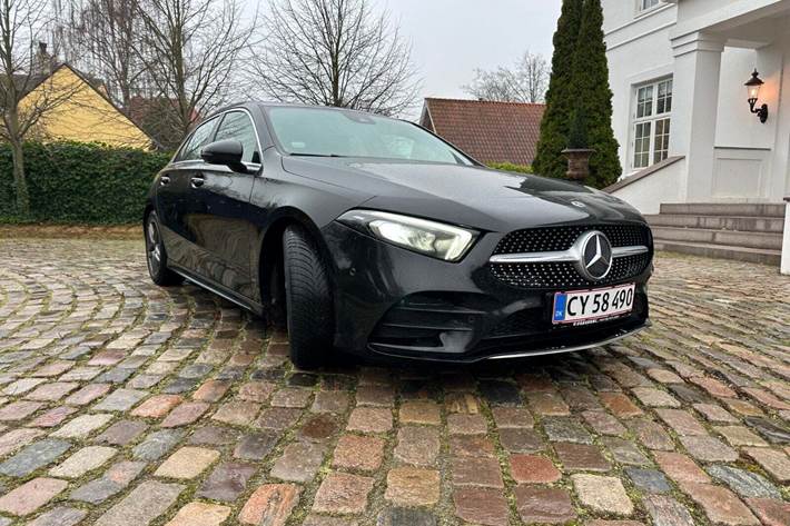 Sort Mercedes A180 d fra 2018 set udefra