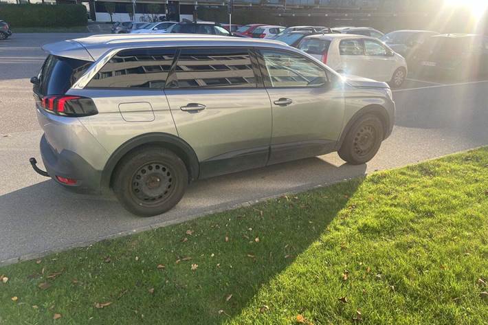 Grå Peugeot 5008 fra 2018