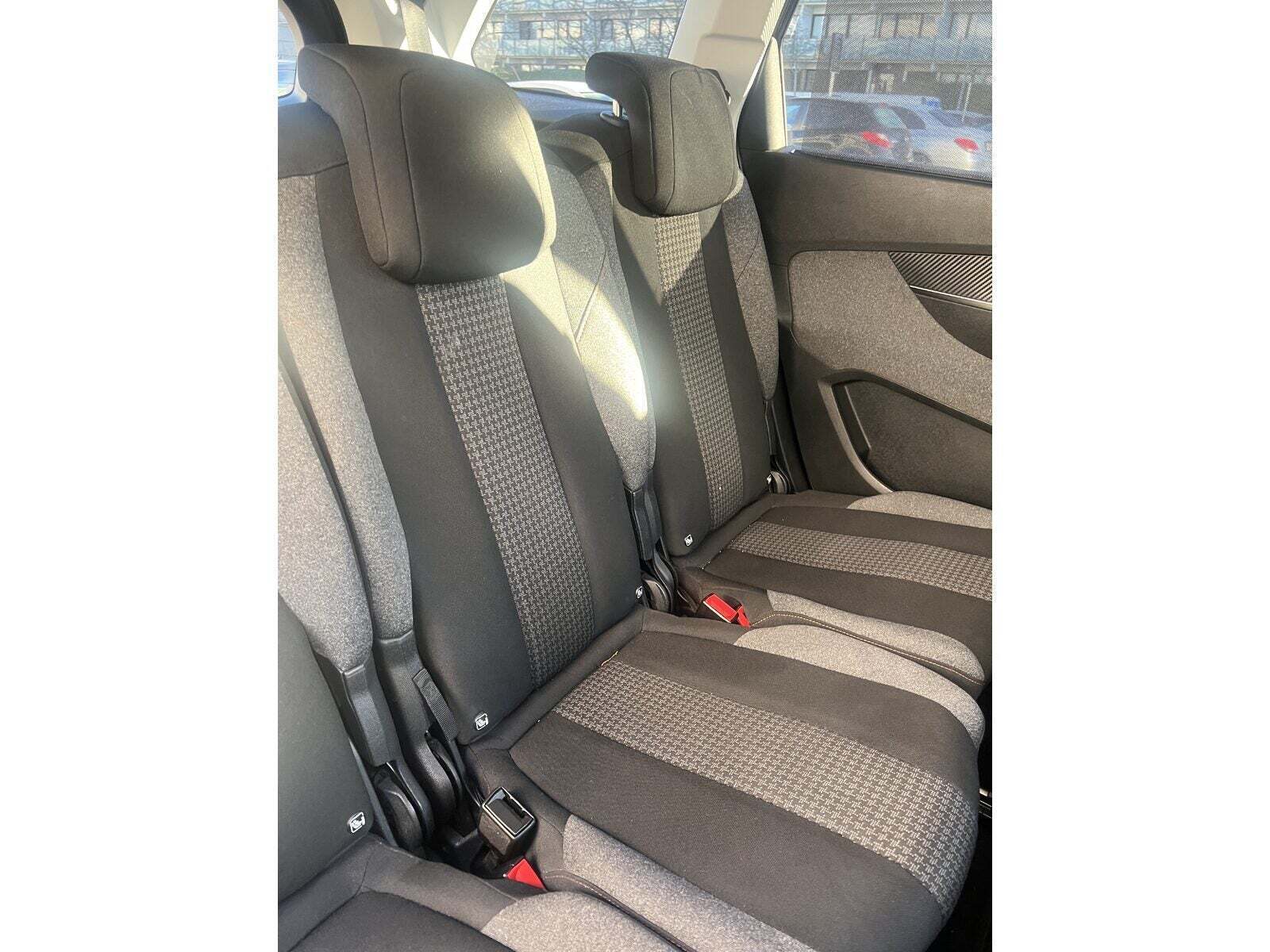 Grå Peugeot 5008 fra 2018