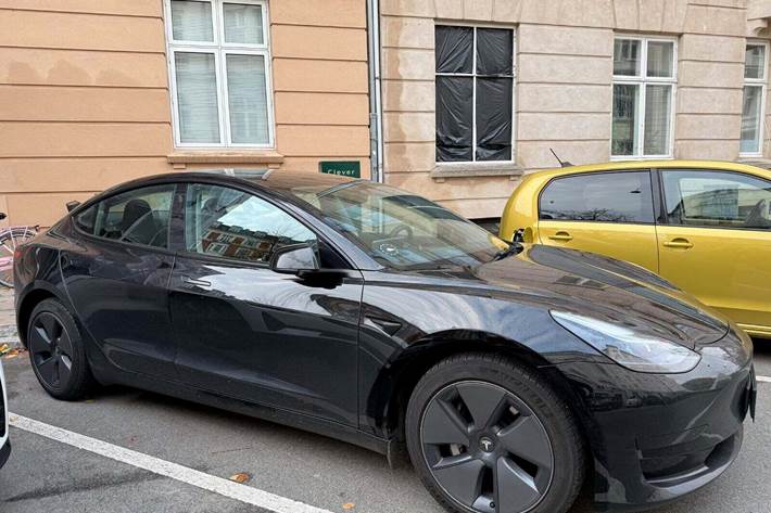 Sort Tesla Model 3 fra 2022
