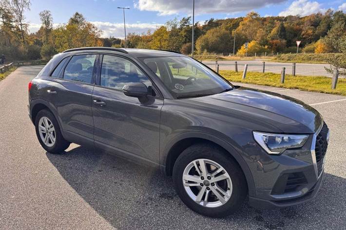 Grå Audi Q3 fra 2020 set udefra